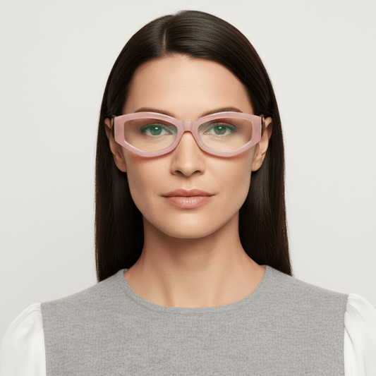 la vista frontal de una mujer de cara ovalada usando armazones marcos opticos de la marca Bonoboss en acetato sustentable biodegradable reciclado de forma geometrica #color_pink