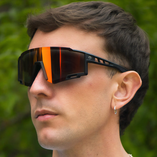 Vista lateral Backside gafas deportivas tono rojo con diseño deportivo #color_rojo