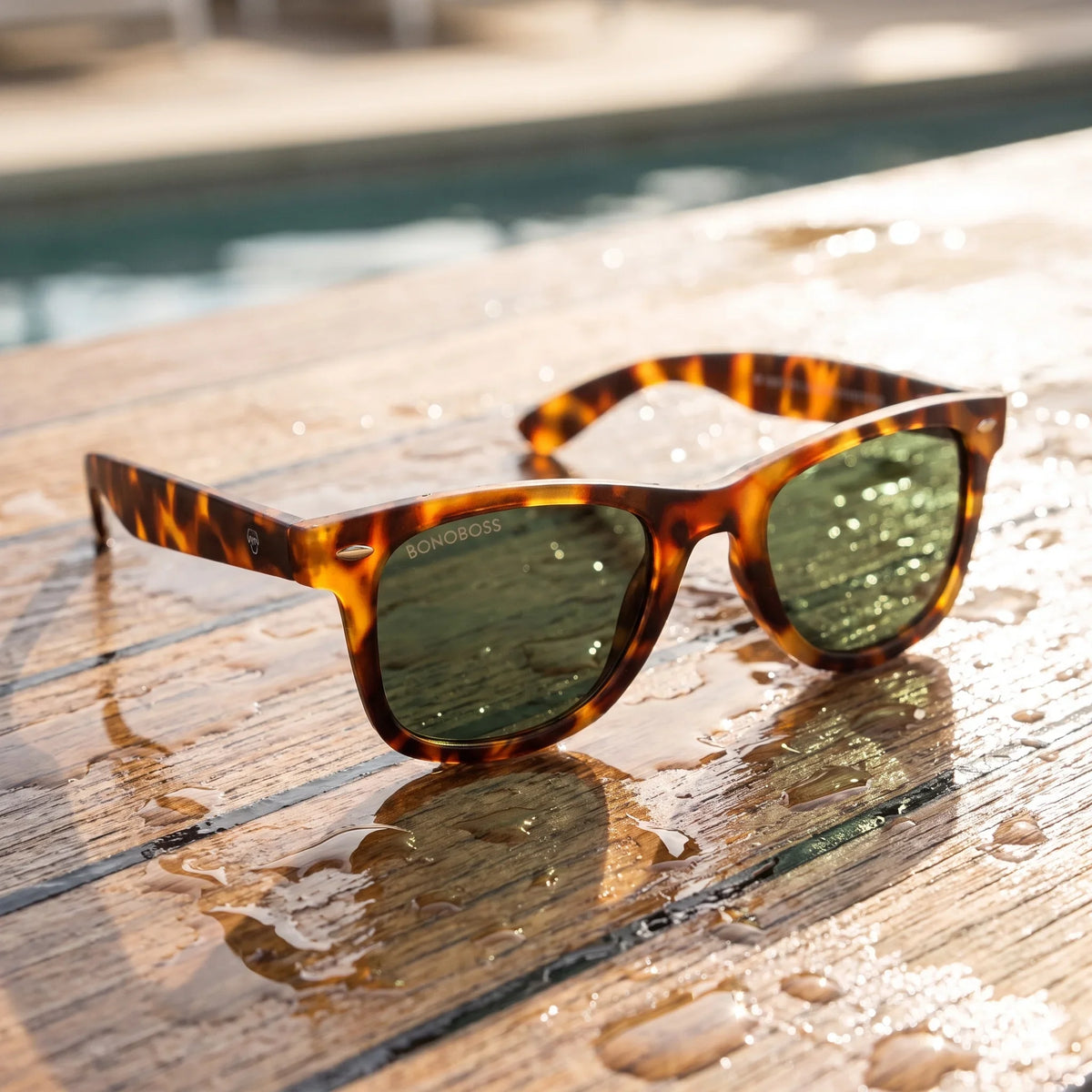 Lentes sol Acacia RPET Carey polarizados UV400 sobre madera teca con agua fresca Bonoboss #color_g15