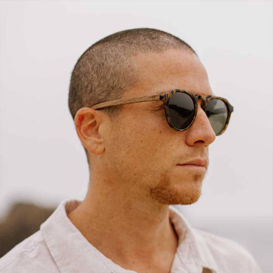 gafas de sol de polarizadas para hombre y mujer de plastico reciclado con patas de madera natural por mayor distribuidora de opticas #color-marco_carey