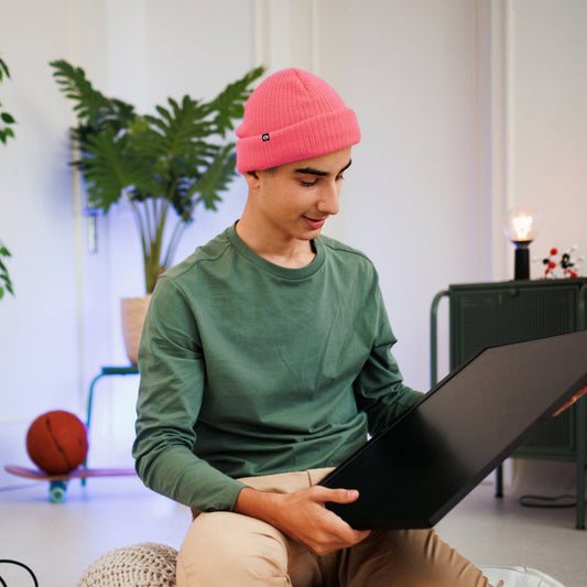 beanie invierno redondo de color rosado heather con logo de color negro. Gorros para el invierno hechos de material sustentable reciclado regalo corporativo. mayorista distribuidor