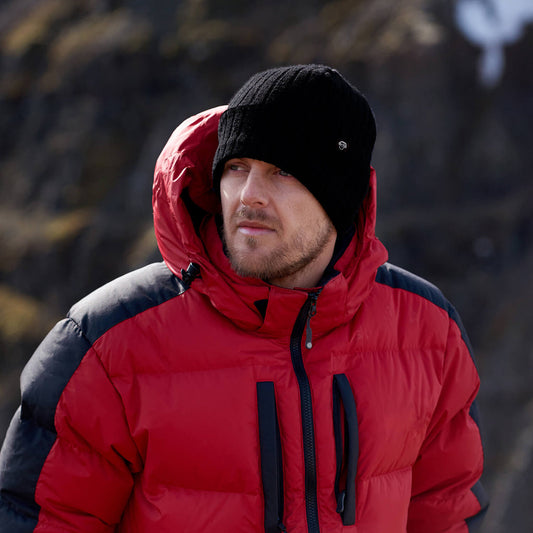 beanie invierno redondo de color negro matte con logo de color negro. Gorros para el invierno hechos de material sustentable reciclado regalo corporativo. mayorista distribuidor