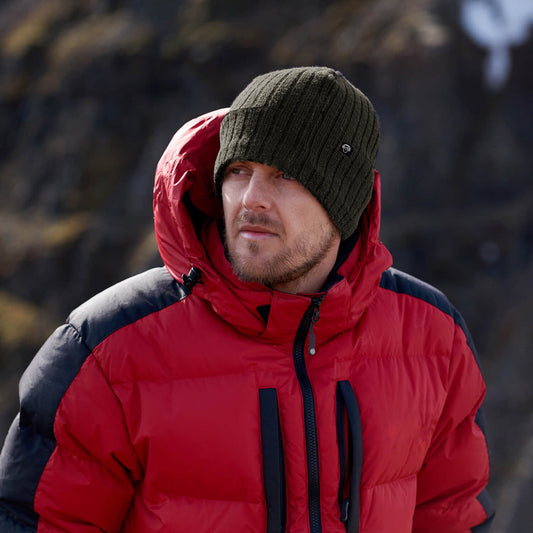 beanie invierno redondo de color negro matte con logo de color negro. Gorros para el invierno hechos de material sustentable reciclado regalo corporativo. mayorista distribuidor de color verde militar