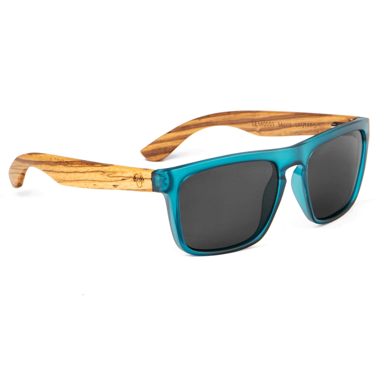 Hombre usando Lautaro gafas con receta ocean estilo lifestyle #color_ocean