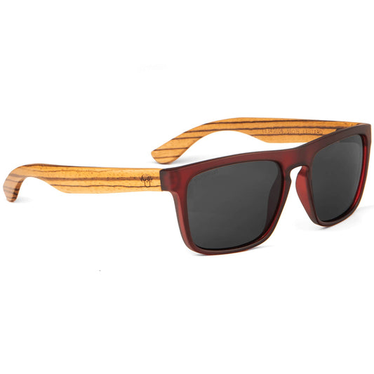 Hombre usando Lautaro lentes de sol wine estilo lifestyle #color_wine