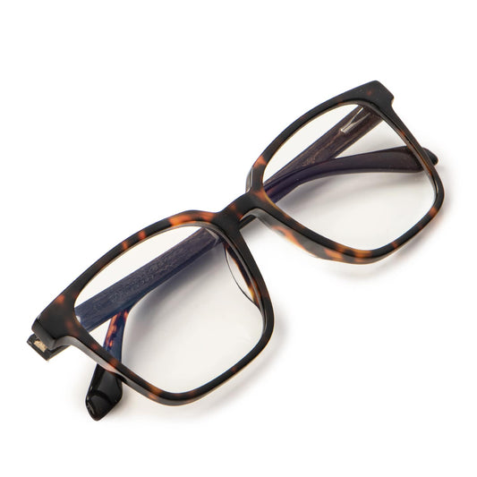 Hombre usando Kai Kai lentes de lectura mujer marble estilo lifestyle #color_marble