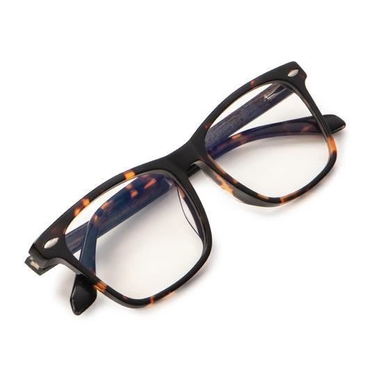 Hombre usando Puerto Varas lentes con receta carey tortoise estilo lifestyle #color_carey