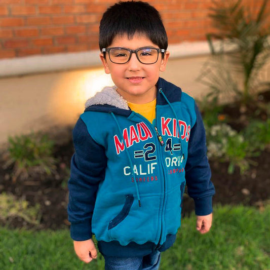 niño de cara redonda y pelo negro usando anteojos o marcos opticos de forma rectangular y color negro #color_gris