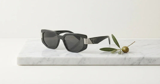 lentes de sol Prada modelos 2026 exhibición de producto con estilo minimalismo elegante italiano fotografía editorial profesional