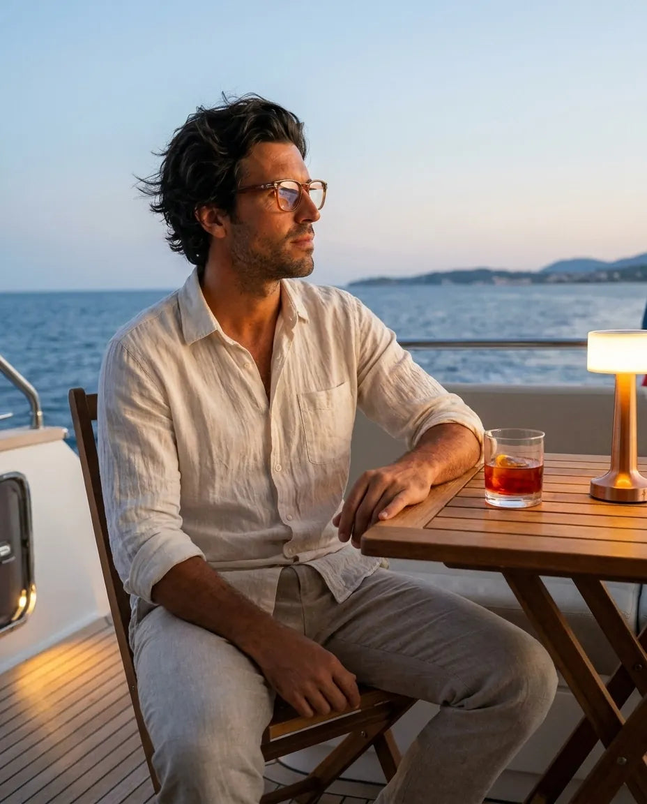 Bonoboss Dylan Naranja - modelo hombre aperitivo atardecer terraza blue hour #editorial_lifestyle2 #color_naranja