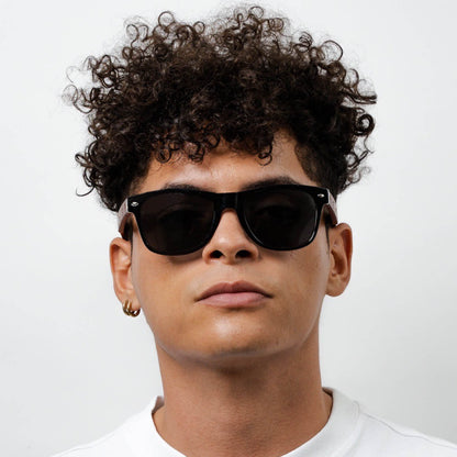 gafas de sol polarizadsa diseñadas en chile con plastico reciclado y madera sustentable ecologica mayorista de opticas y regalos corporativos color negro #color-marco_negro