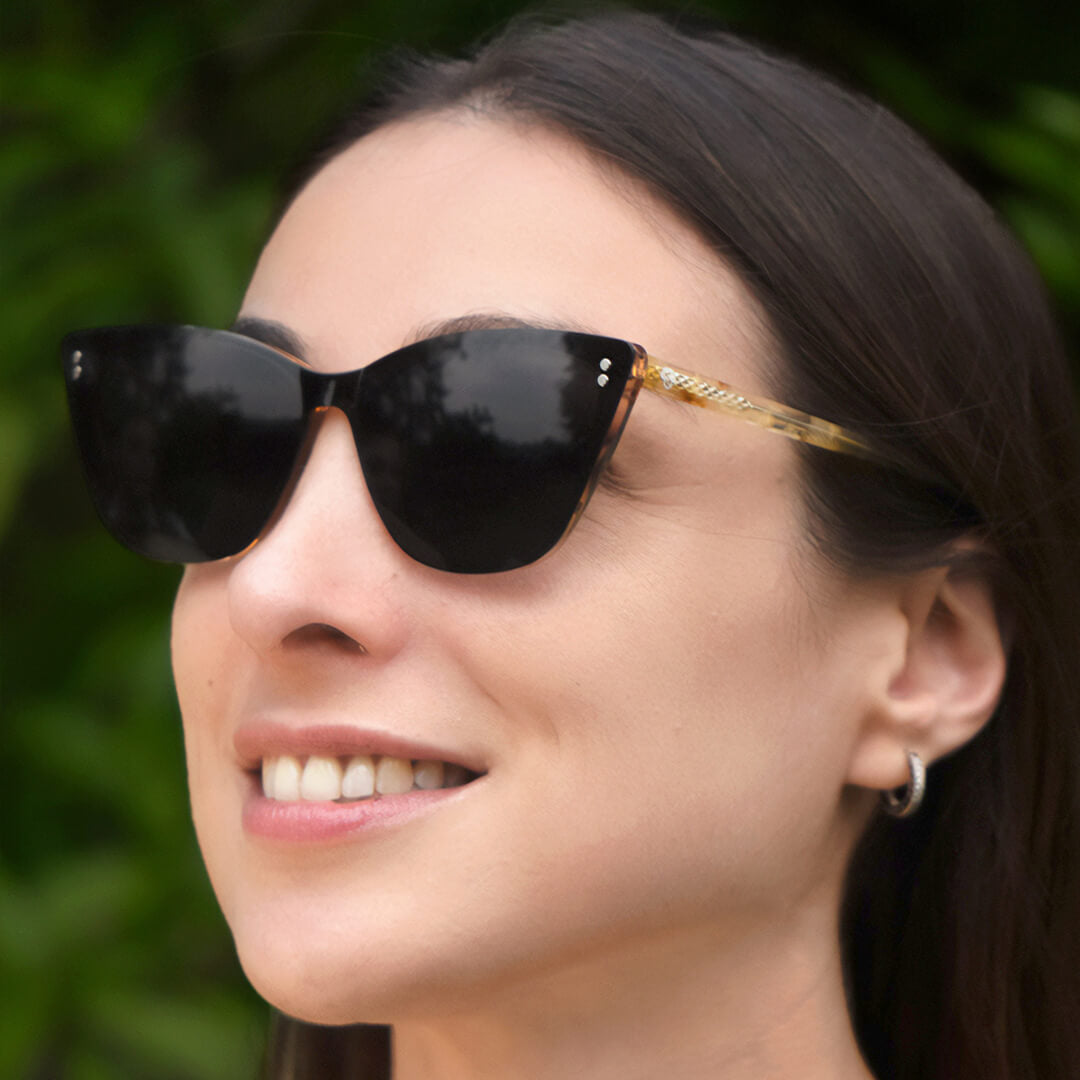 Primer plano frontal Amber Clip Sol lentes ópticos clip on tono champagne #color_champagne