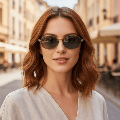 vista frontal de una mujer usando anteojos de sol polarizadas ovaladas color oliva con lentes de color degrade oliva modelo Capri de Bonoboss. Anteojos ovalados retro de moda para hombre y mujer #color_olive-light