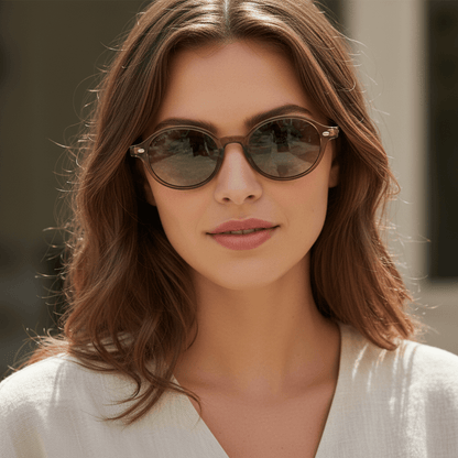 vista frontal gafas de sol polarizadas ovaladas color oliva con lentes de color degrade oliva modelo Capri de Bonoboss. Anteojos ovalados retro de moda para hombre y mujer #color_olive-light