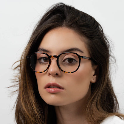 Vista frontal de Canarias clip de sol polarizado color carey tortoise para mujer #color_carey