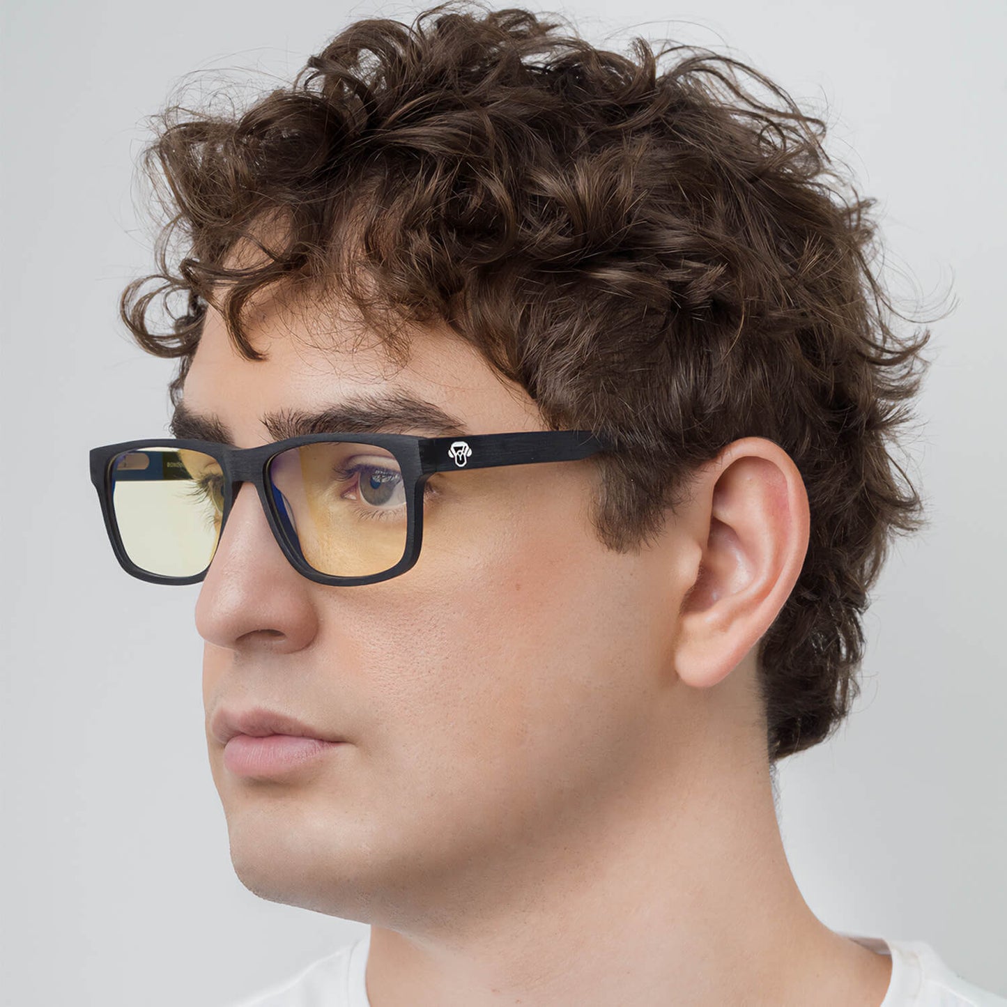 vista frontal de armazones o marcos opticos de material sustentable reciclado ecologico de forma rectangular de color negro para hombre y mujer de cara redonda#color_black