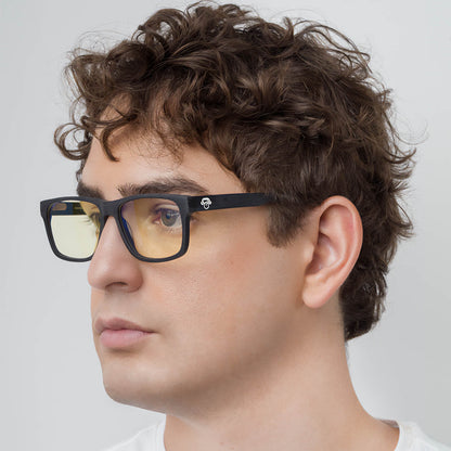 vista frontal de armazones o marcos opticos de material sustentable reciclado ecologico de forma rectangular de color negro para hombre y mujer de cara redonda#color_black