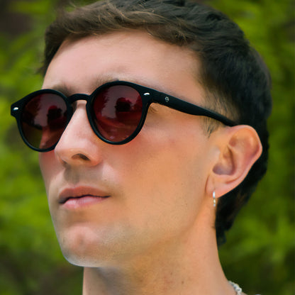 Joplin RPET en tono rojo lentes de sol hombre de frente patas de madera #color_rojo
