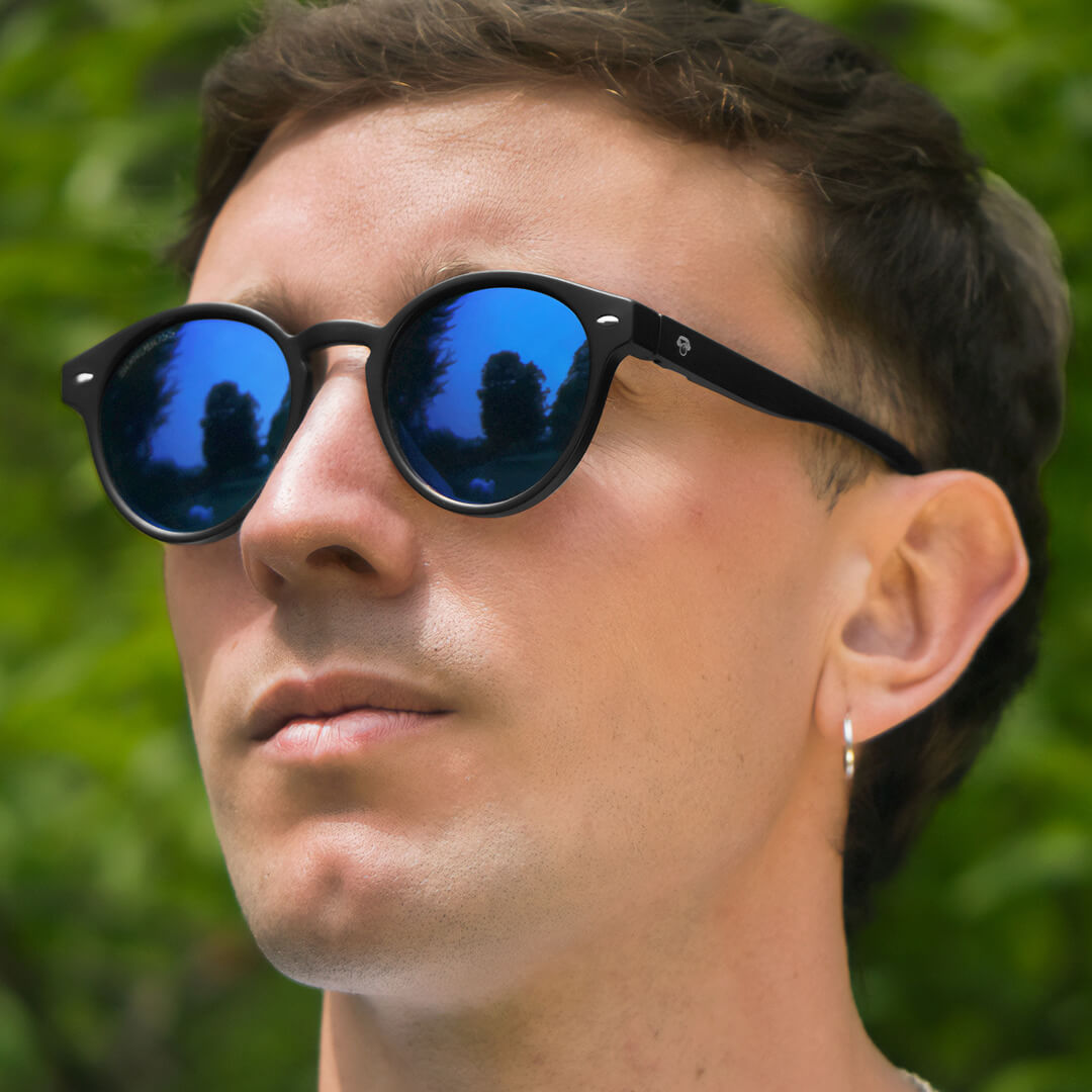 Joplin RPET lentes polarizados cristal espejado azul visto de frente hombre y mujer #color_espejado-azul