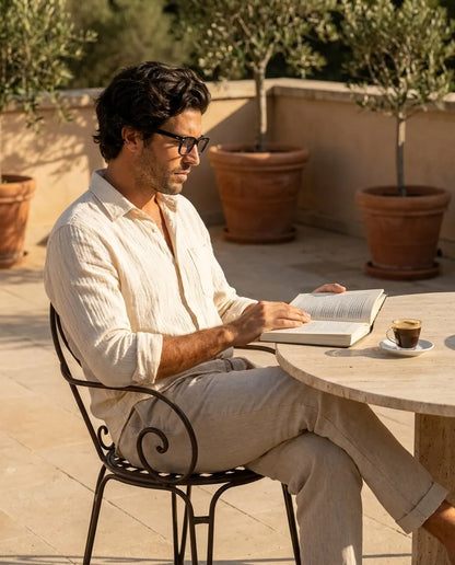 Bonoboss Acacia Clip Sol Negro - modelo terraza lectura libro espresso golden hour #editorial_lifestyle4 #color_negro