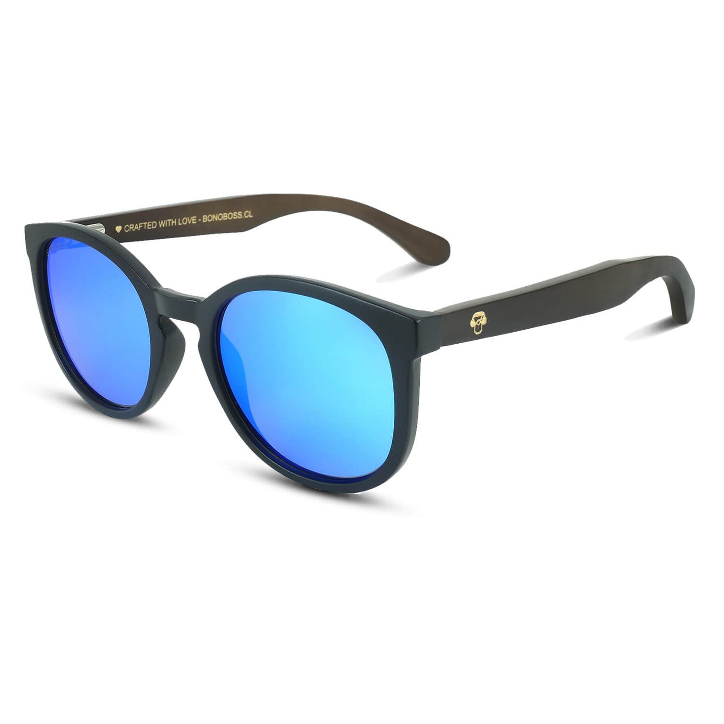 Vista frontal del modelo Meli Dark lentes de sol mujer espejado azul patas de madera #color_espejado-azul