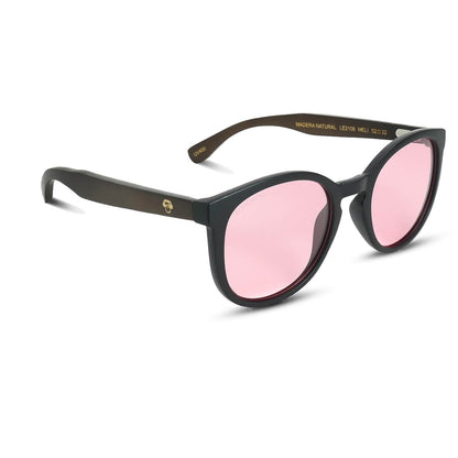 anteojos redondos de plástico reciclado y varillas de madera natural sustentable con lentes de color rosado polarizadas y forma redonda.   #color_rosado