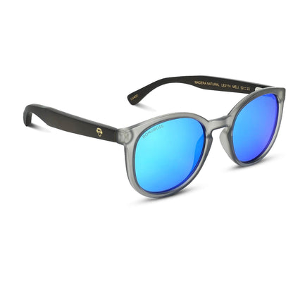anteojos redondos de plástico reciclado y varillas de madera natural sustentable con lentes de color espejado azul. Polarizadas y forma redonda. La gafa es color transparente #color_espejado-azul