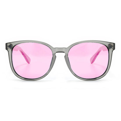 anteojos redondos de plástico reciclado y varillas de madera natural sustentable con lentes de color rosado. Polarizadas y forma redonda. La gafa es color transparente #color_rosado