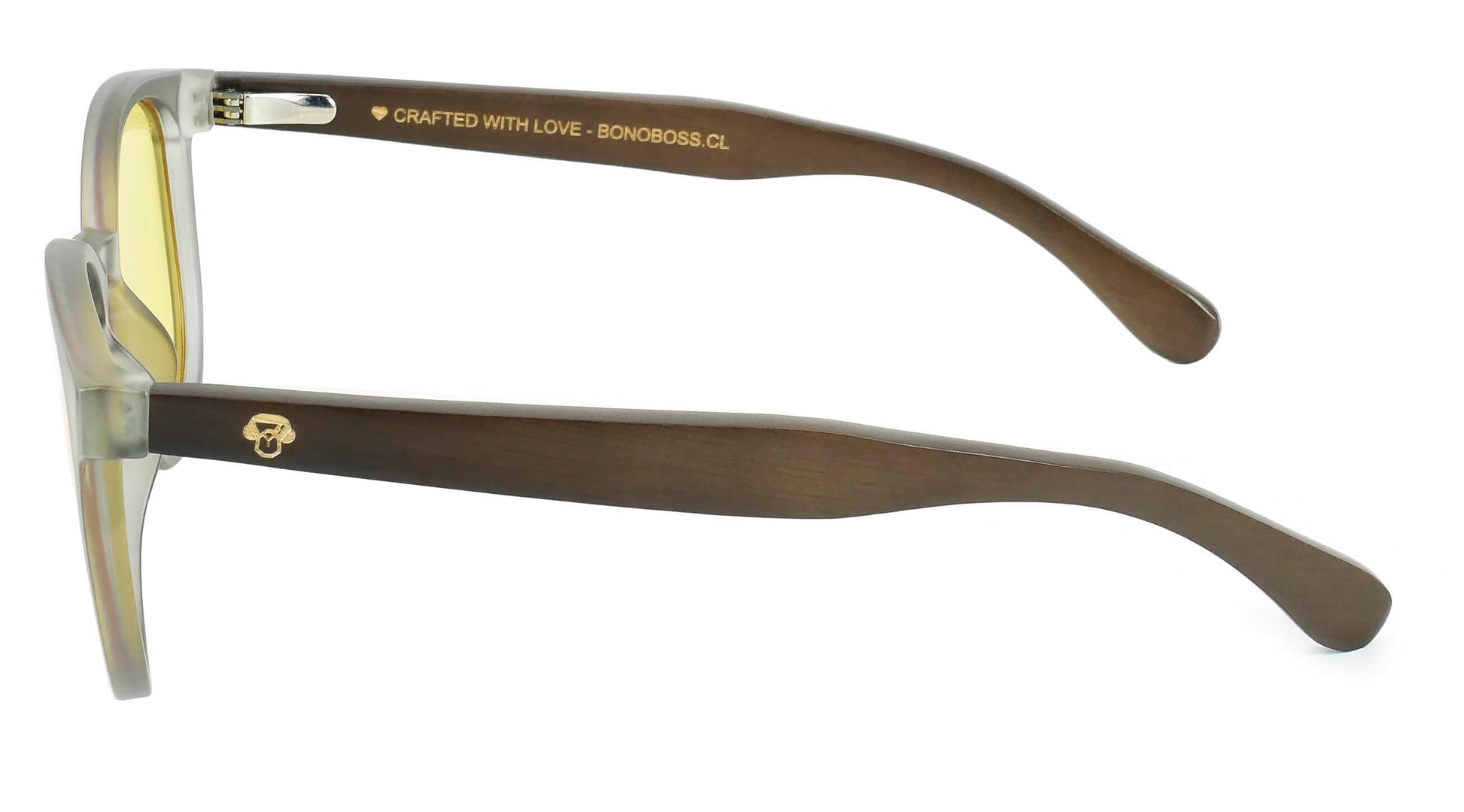 Vista frontal del modelo Meli TSP lentes de sol mujer amarillo patas de madera #color_amarillo