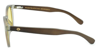 Vista frontal del modelo Meli TSP lentes de sol mujer amarillo patas de madera #color_amarillo