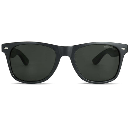 anteojos de sol estilo jack wayfarer de color negro vista frontal con fondo blanco fabricados con plasticos recicladas y lentes polarizadas #color_smoke