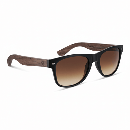acacia anteojos wayfarer rayban de plastico reciclado bonoboss regalo corporativo con madera natural de color y color de marco negro vista angulada y lentes de color degrade cafe polarizadas #color_gradiente-cafe