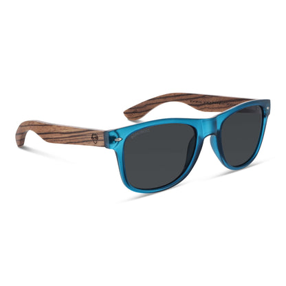 Vista frontal del modelo Acacia lentes de sol mujer ocean patas de madera #color_ocean