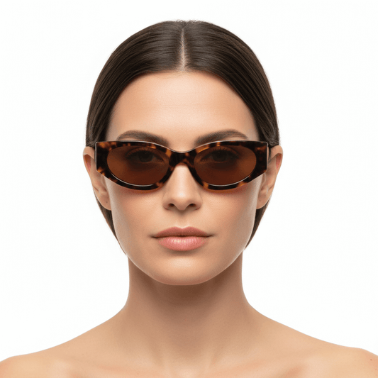 la vista frontal de una mujer de cara ovalada con pelo liso tomado de color castaño usando unos anteojos de sol polarizados Bonoboss sustentables ecologicos en acetato reciclado de color carey jaspeado y lentes de color café #color_carey
