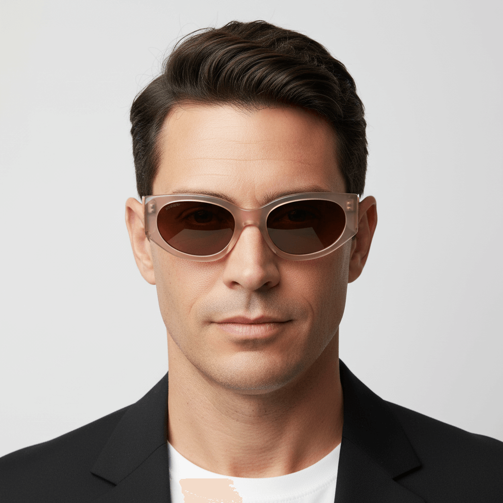 la vista rontal de un hombre de cara ovalada con pelo peinado color castaño oscuro mirando hacia la camara  usando unos anteojos de sol polarizados Bonoboss sustentables ecologicos en acetato reciclado de color negro y lentes de color negro con receta #color_peach
