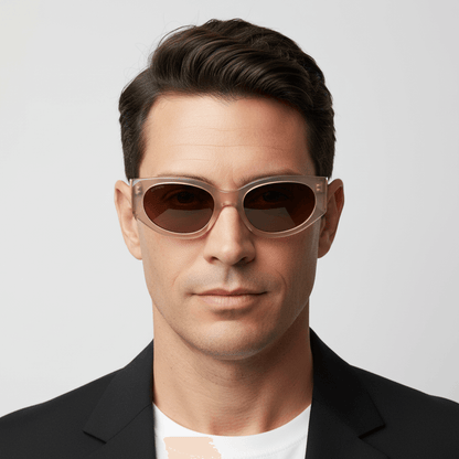 la vista rontal de un hombre de cara ovalada con pelo peinado color castaño oscuro mirando hacia la camara  usando unos anteojos de sol polarizados Bonoboss sustentables ecologicos en acetato reciclado de color negro y lentes de color negro con receta #color_peach