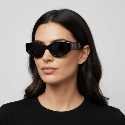 la vista lateral de una mujer de cara redonda con pelo ondulado suelto de color castaño oscuro mirando hacia arriba en 45º usando unos anteojos de sol polarizados Bonoboss sustentables ecologicos en acetato reciclado de color negro y lentes de color negro con receta #color_negro