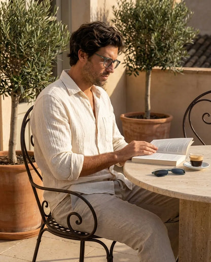 Bonoboss Selknam Clip Sol Verde - modelo terraza lectura libro espresso golden hour #editorial_lifestyle4 #color_verde