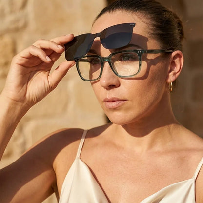 Bonoboss Selknam Clip Sol Verde - modelo mujer modo óptico inspeccionando lentes clip-on sistema 2 piezas #editorial_modo_optico #color_verde