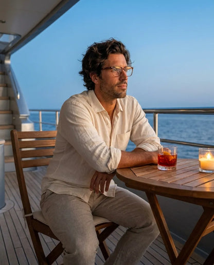 Bonoboss Selknam Clip Sol Brown - modelo aperitivo atardecer terraza blue hour #editorial_lifestyle2 #color_brown