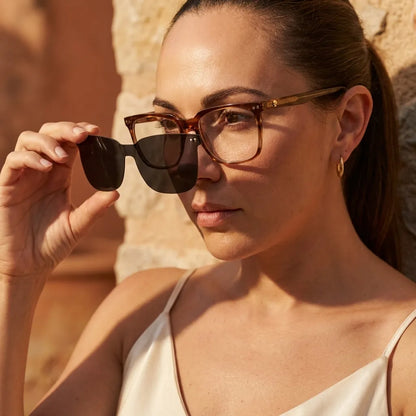 Bonoboss Selknam Clip Sol Brown - modelo mujer modo óptico inspeccionando lentes clip-on sistema 2 piezas #editorial_modo_optico #color_brown