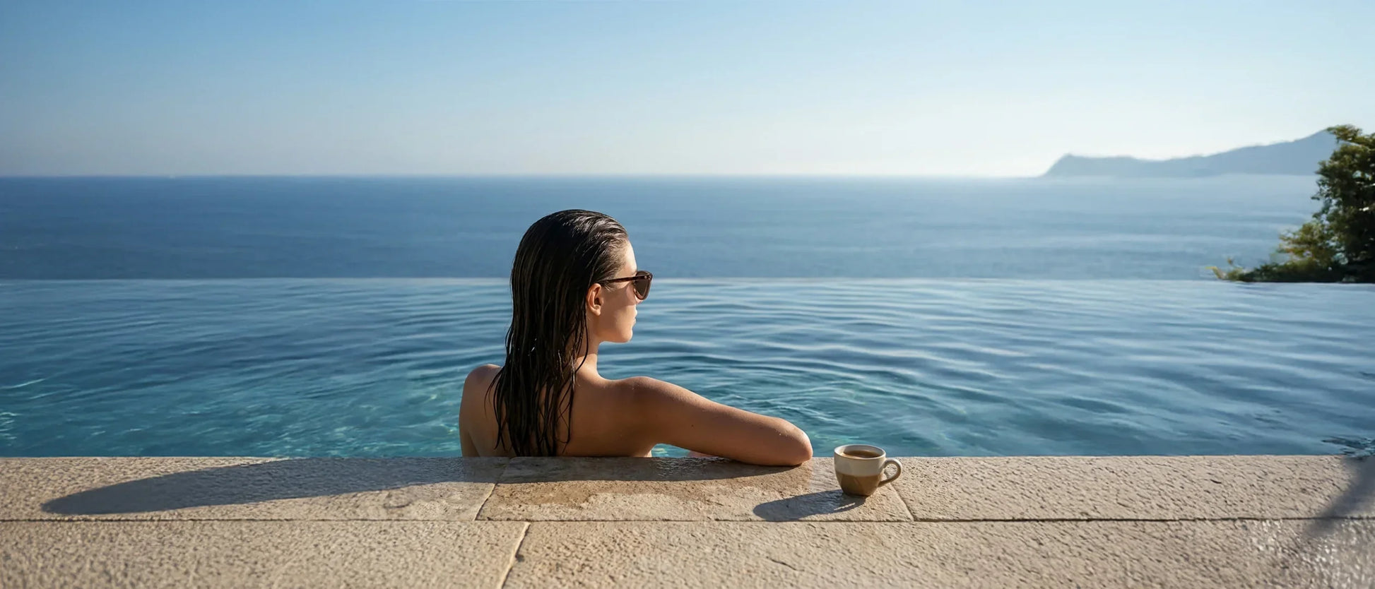 Bonoboss Demi Clip Sol Champagne - hero editorial mujer borde piscina infinita mediterranea panoramico 21:9 #editorial_banner_confianza #color_champagne