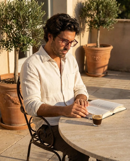 Bonoboss Demi Clip Sol Red - modelo terraza lectura libro espresso golden hour #editorial_lifestyle2 #color_rojo