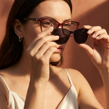 Bonoboss Demi Clip Sol Red - modelo modo óptico inspeccionando lentes clip-on sistema 2 piezas #editorial_modo_optico #color_rojo