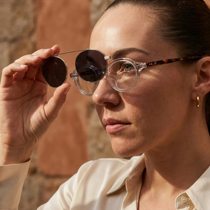 Bonoboss Capri Clip Sol Transparente - modelo mujer modo óptico inspeccionando lentes clip-on sistema 2 piezas #editorial_modo_optico #color_transparente