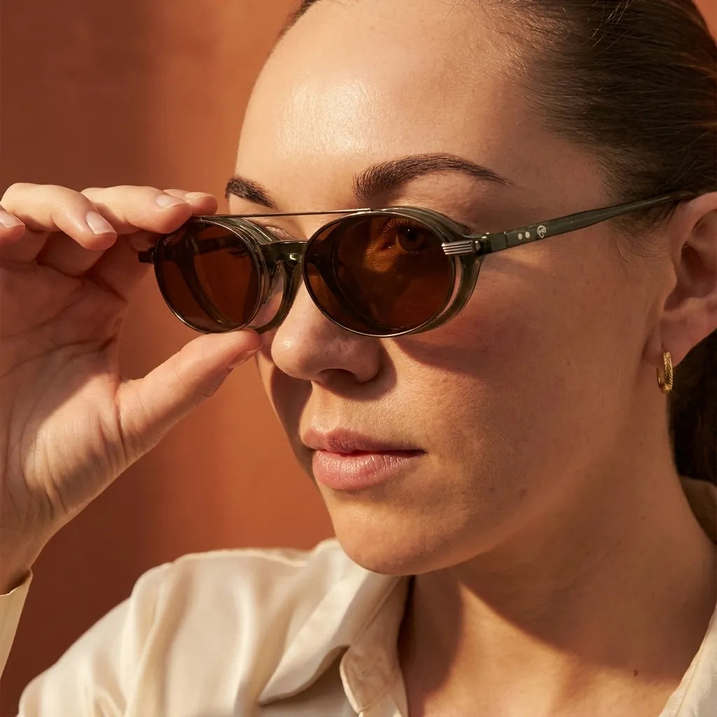 Bonoboss Capri Clip Sol Verde - modelo mujer modo óptico inspeccionando lentes clip-on sistema 2 piezas #editorial_modo_optico #color_verde