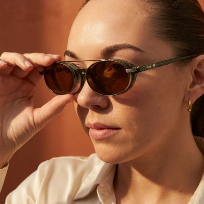 Bonoboss Capri Clip Sol Verde - modelo mujer modo óptico inspeccionando lentes clip-on sistema 2 piezas #editorial_modo_optico #color_verde