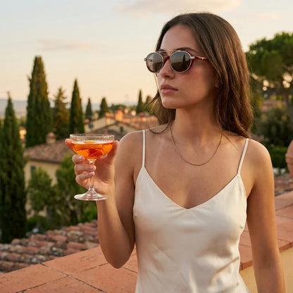 Bonoboss Capri Clip Sol Rojo - modelo mujer atardecer aperitivo #editorial_lifestyle4 #color_rojo