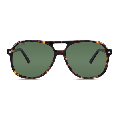 vista frontal de unos anteojos de sol oversized de color carey con lentes verdes g15 forma aviador clasica de moda para hombre y mujer #color_carey