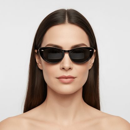 la vista frontal de una mujer de pelo liso suelto castaño usando unos anteojos de color negro agatados retro con tachas metalicas en los costados en acetato reciclado sustentable biodegradable para hombre y mujer #color_negro